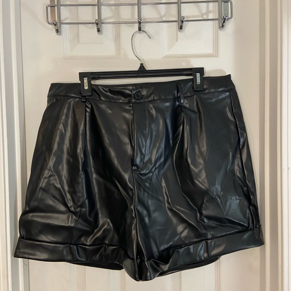 NWT Nasty Gal Faux Leather Lightning Bolt Short Size 14 - Picture 3 of 3